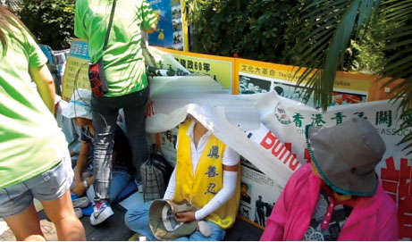 臺前篇 大陸謾罵橫幅襲擊香港半年 新紀元周刊 和您攜手 共同走進新的紀元