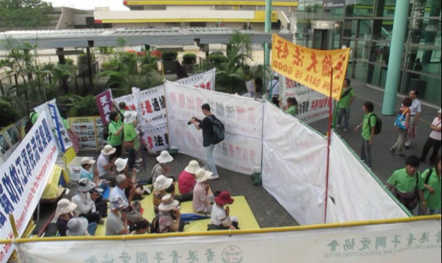 臺前篇 大陸謾罵橫幅襲擊香港半年 新紀元周刊 和您攜手 共同走進新的紀元