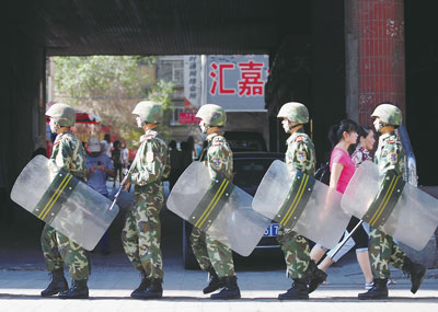 中共在新疆防衛過當，該當何罪