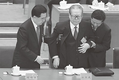 ．臨時取消「黃金十年」 ．喬石萬里不上主席臺 ．江澤民「老人痴呆」