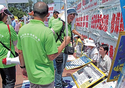 梁振英受命攪局 青關會香港撒潑
