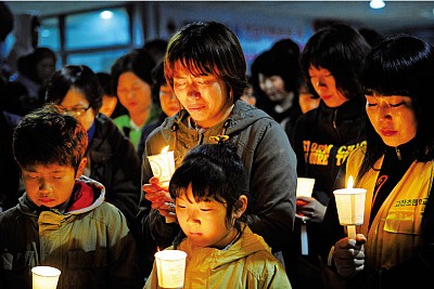 >韓國客輪翻沉 數百人失蹤舉國悲痛