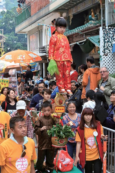 >節慶聚焦 現代都市回歸傳統 香港長洲賞飄色搶包山