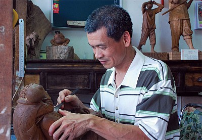 >純樸心雕刻童趣 丁宗華找回傳統的美