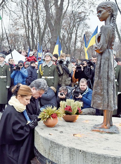 烏克蘭總統跪祭數百萬 「大饑荒」亡魂