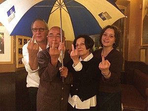 人性的底線——看穆勒、廖亦武聲援香港雨傘革命照片感