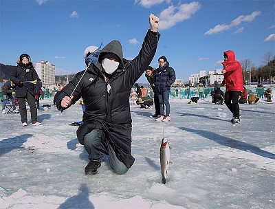 >闔家冰釣驅寒意 韓國冬季慶典