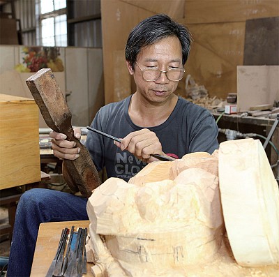 >師法萬物 技藝天成 木雕藝術家藍文萬