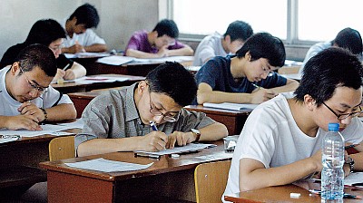 中國複雜的考試作弊流入美國