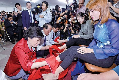 >韓國女總統給人洗腳vs.中國百姓給官員下跪
