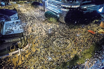 >憂心忡忡：中共陰影下的未來香港