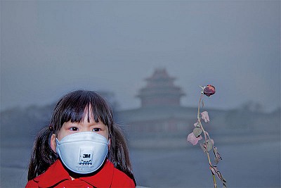 陰霾橫行中國 民眾戴口罩被抓