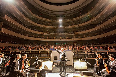 神韻五大藝術團風靡全球 中外精英感動驚歎