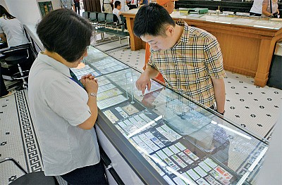大陸郵幣卡騙局爆發 投資者曝被騙血本無歸