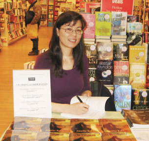 夢境出靈感 華裔女博士科幻小說銷全球 