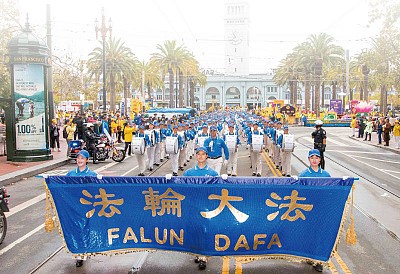 脫稿演講向法輪功表達最崇高敬意